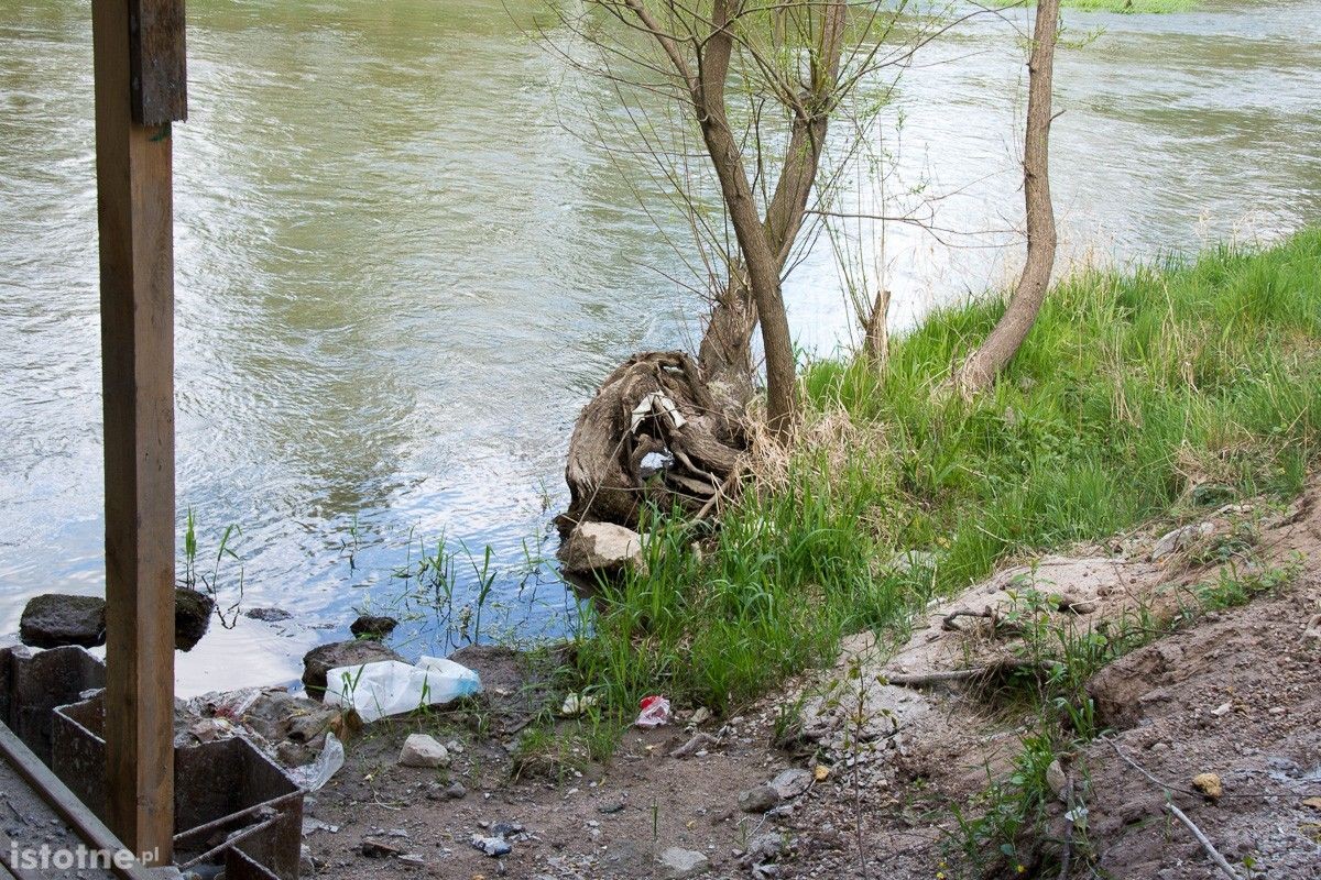 Stan wody w rzecze Bóbr (zdjęcia wykonane 26 kwietnia w Bolesławcu)