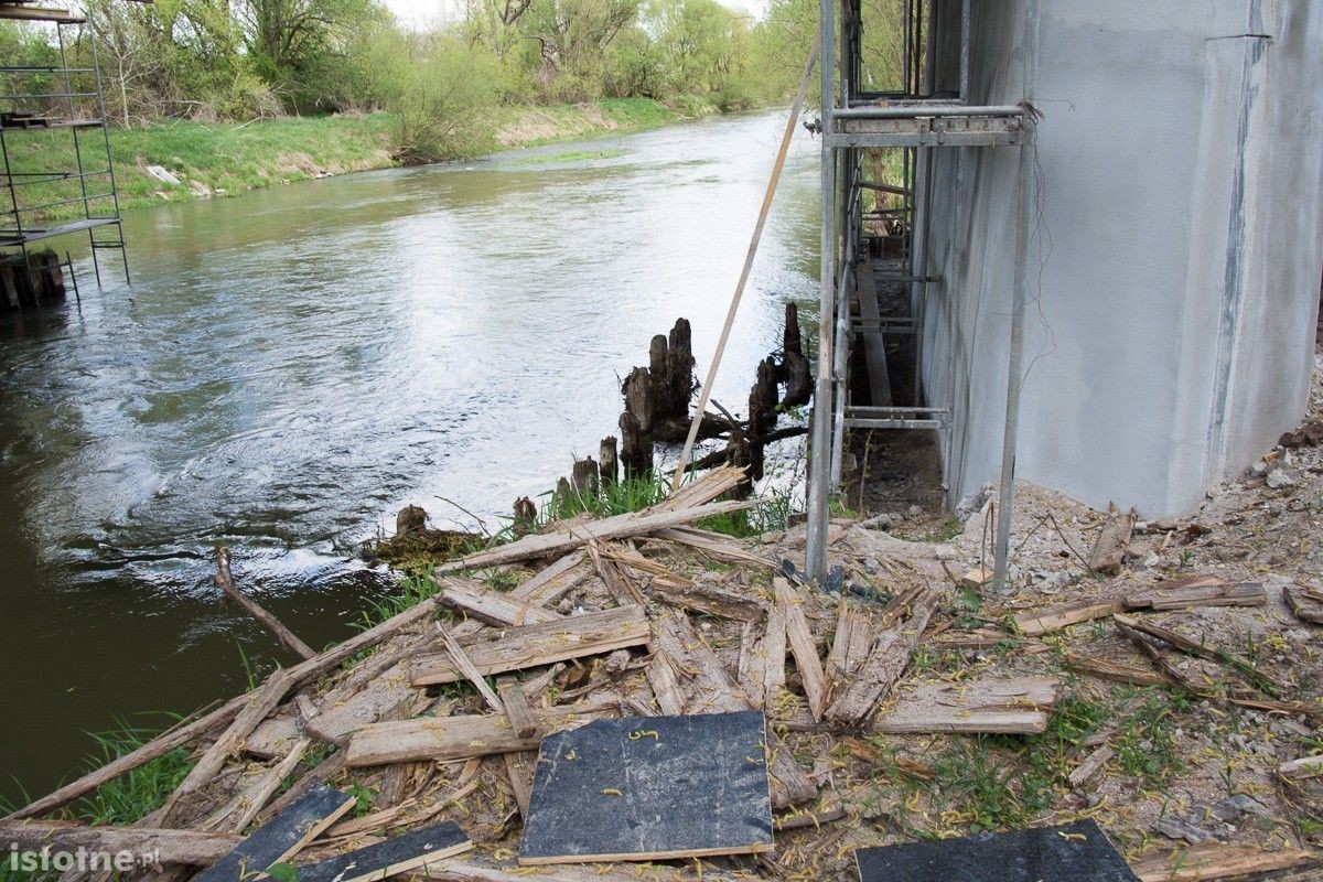 Stan wody w rzecze Bóbr (zdjęcia wykonane 26 kwietnia w Bolesławcu)