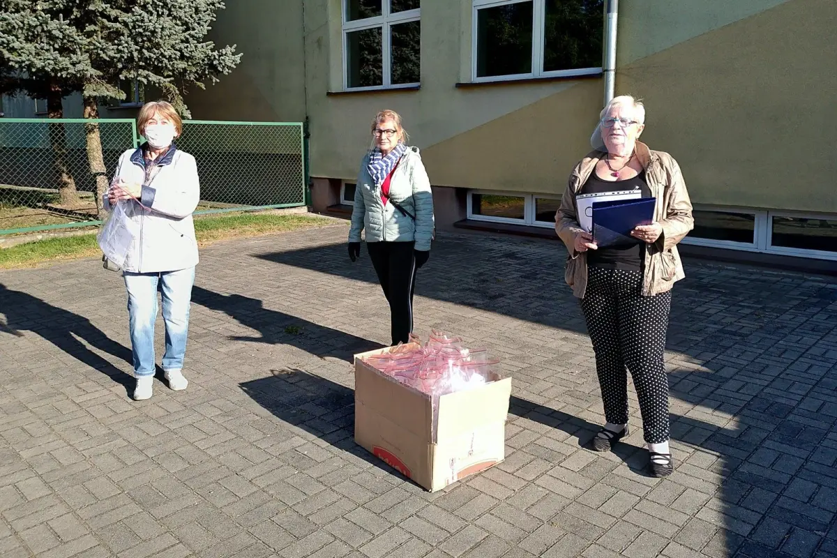 Akcja rozdawania przyłbic dla słuchaczy Uniwersytetu Trzeciego Wieku