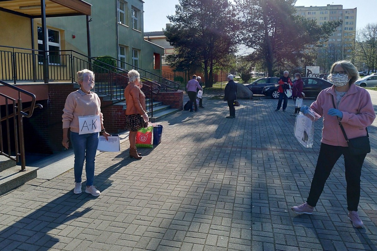 Akcja rozdawania przyłbic dla słuchaczy Uniwersytetu Trzeciego Wieku