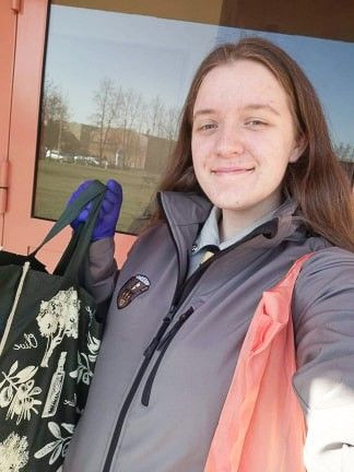 Harcerze pomagają uczniom i seniorom. Szyją maseczki