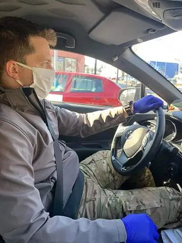 Harcerze pomagają uczniom i seniorom. Szyją maseczki