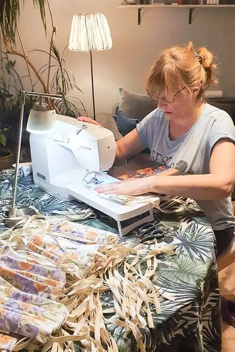 Harcerze pomagają uczniom i seniorom. Szyją maseczki