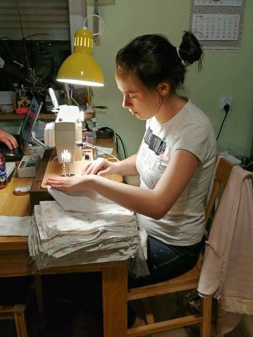 Harcerze pomagają uczniom i seniorom. Szyją maseczki