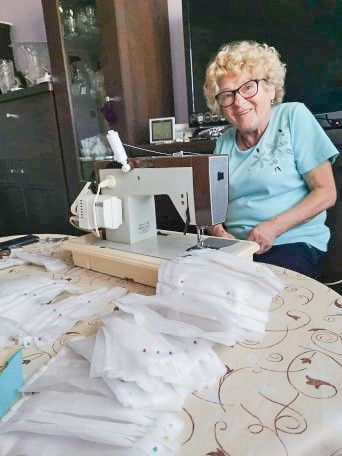 Harcerze pomagają uczniom i seniorom. Szyją maseczki