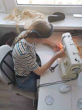 Harcerze pomagają uczniom i seniorom. Szyją maseczki