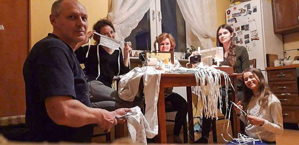 Harcerze pomagają uczniom i seniorom. Szyją maseczki