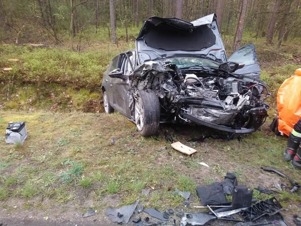 Czołowe zderzenie dwóch pojazdów na drodze Pasternik – Chocianów