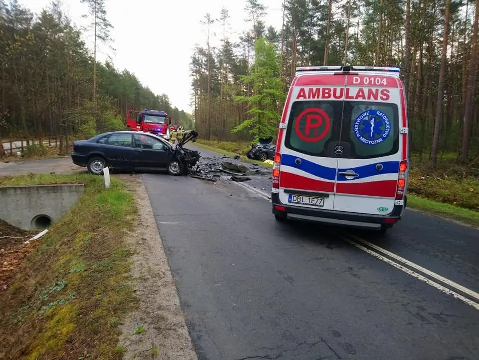 Czołowe zderzenie dwóch pojazdów na drodze Pasternik – Chocianów