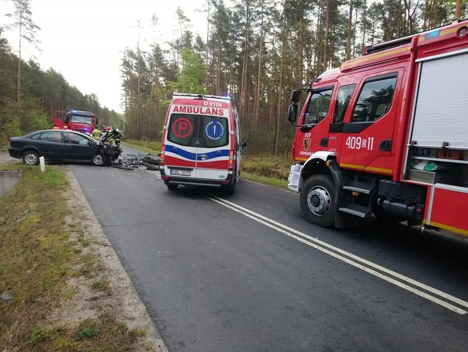 Czołowe zderzenie dwóch pojazdów na drodze Pasternik – Chocianów