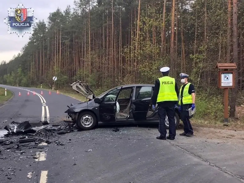 Czołowe zderzenie dwóch pojazdów na drodze Pasternik – Chocianów