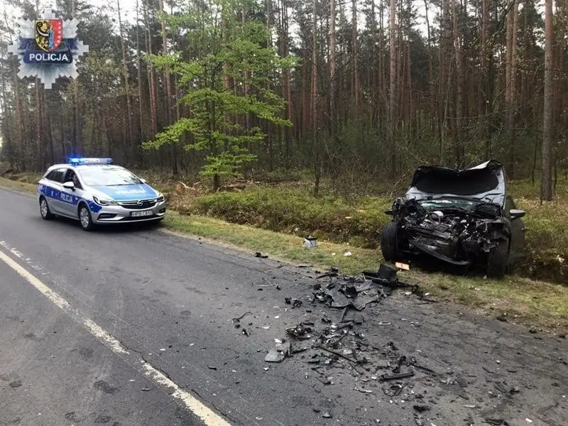 Czołowe zderzenie dwóch pojazdów na drodze Pasternik – Chocianów