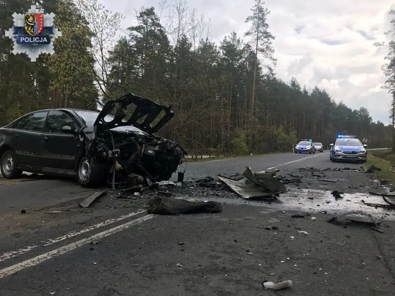 Czołowe zderzenie dwóch pojazdów na drodze Pasternik – Chocianów