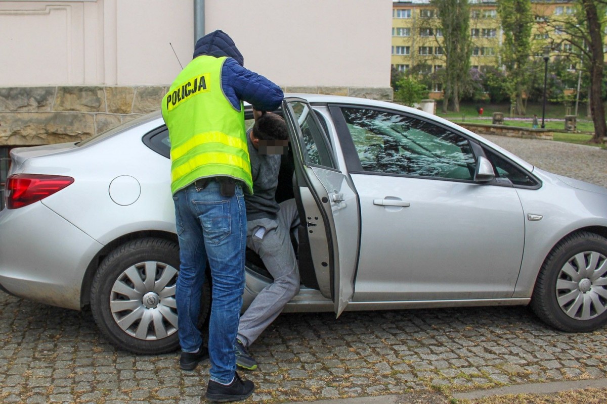 Policjanci wyprowadzają z przesłuchania w prokuraturze ojca 3,5-letniego Kacperka, który zaginął w Nowogrodźcu
