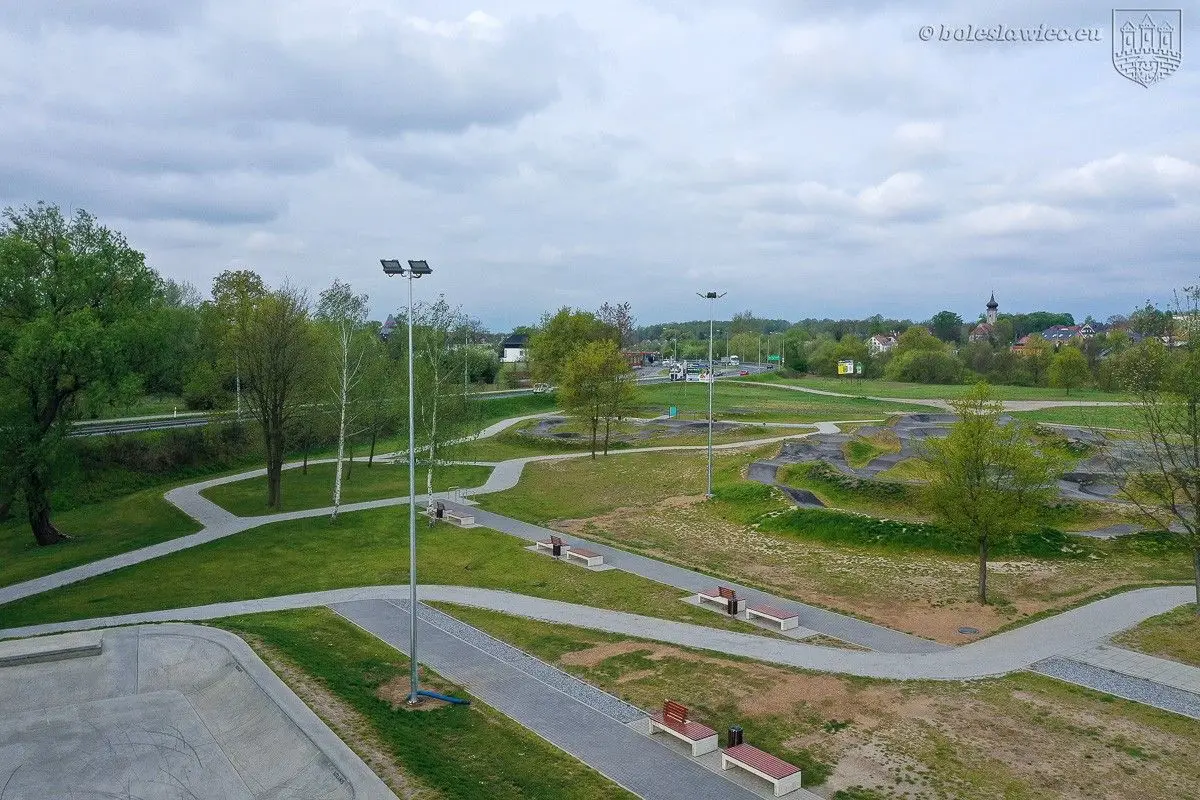 Oświetlenie przy Wiadukt Plaza w Bolesławcu