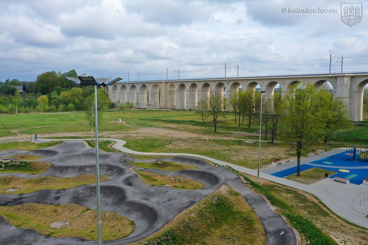 Oświetlenie przy Wiadukt Plaza w Bolesławcu