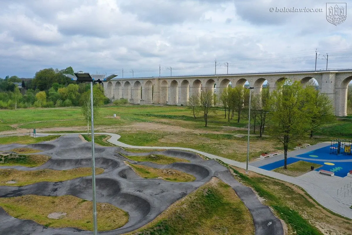 Oświetlenie przy Wiadukt Plaza w Bolesławcu