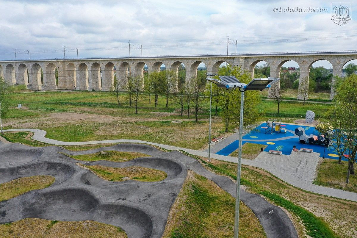 Oświetlenie przy Wiadukt Plaza w Bolesławcu