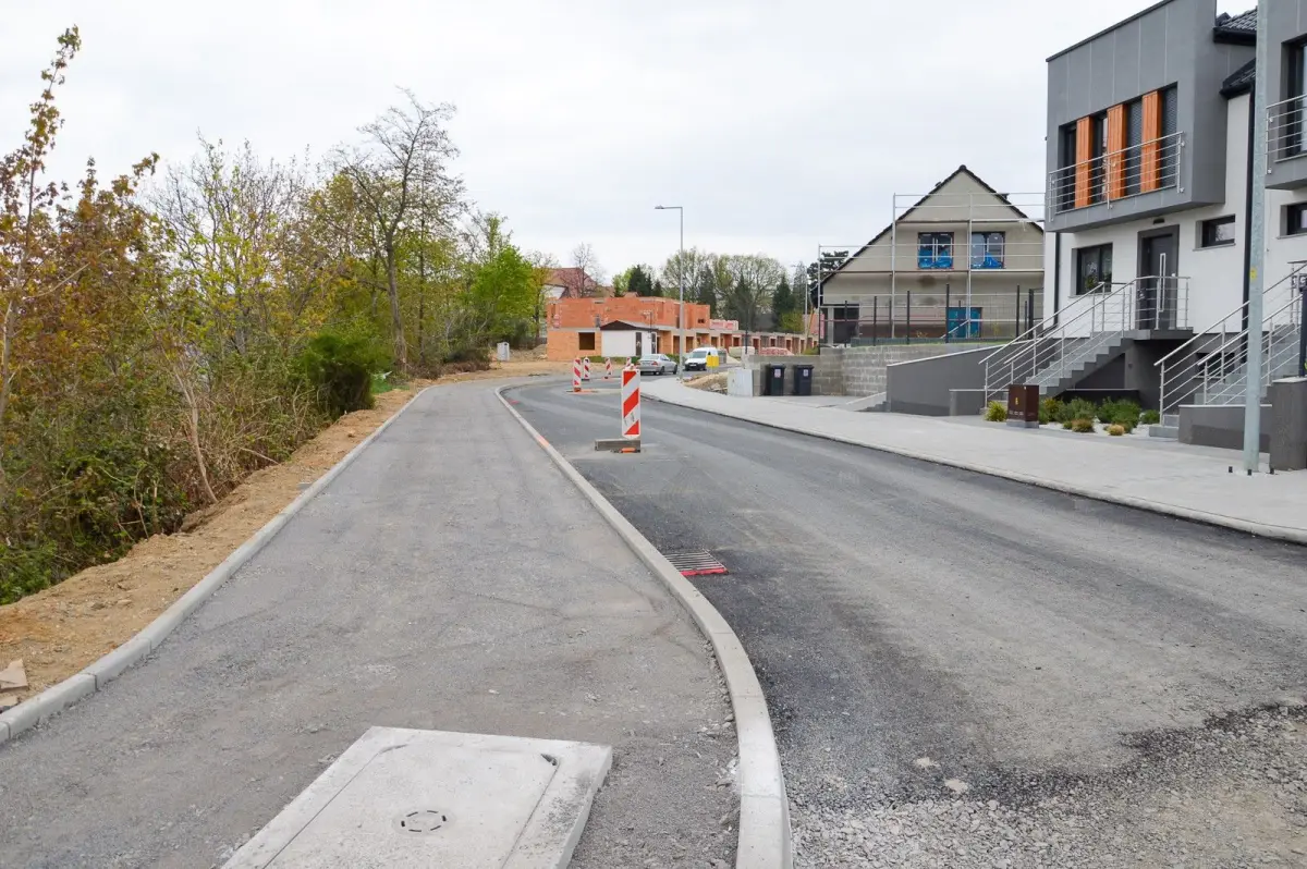 Prace przy ulicach Tulipanowej, Żołnierzy Wyklętych i Jagiellonów w Bolesławcu – zdjęcia z 25 kwietnia