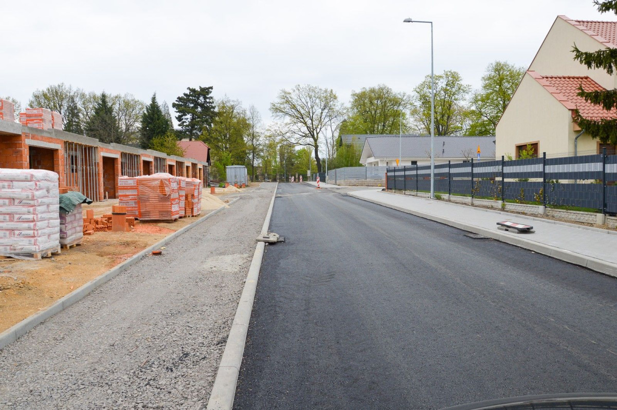 Prace przy ulicach Tulipanowej, Żołnierzy Wyklętych i Jagiellonów w Bolesławcu – zdjęcia z 25 kwietnia