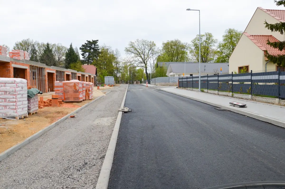 Prace przy ulicach Tulipanowej, Żołnierzy Wyklętych i Jagiellonów w Bolesławcu – zdjęcia z 25 kwietnia