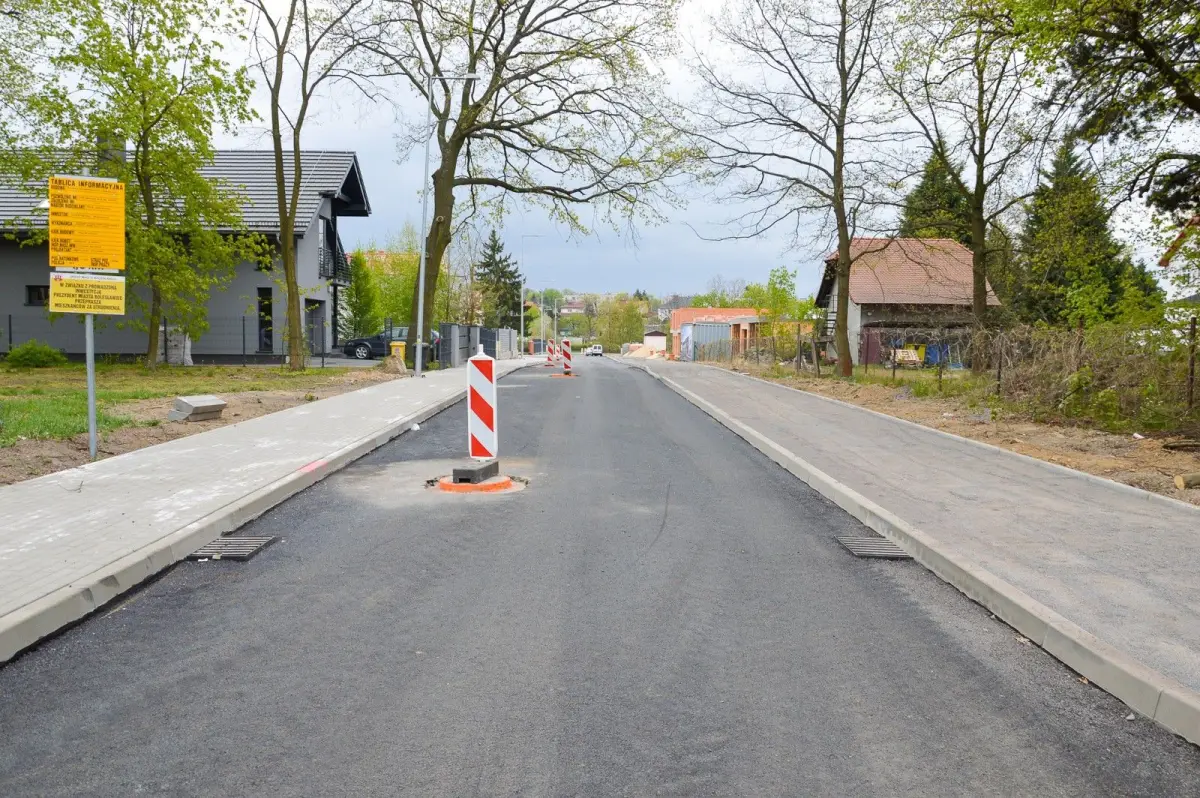 Prace przy ulicach Tulipanowej, Żołnierzy Wyklętych i Jagiellonów w Bolesławcu – zdjęcia z 25 kwietnia