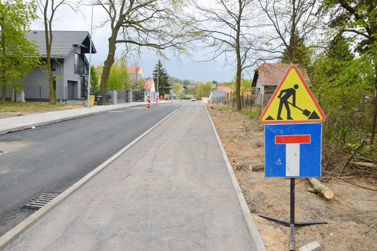 Prace przy ulicach Tulipanowej, Żołnierzy Wyklętych i Jagiellonów w Bolesławcu – zdjęcia z 25 kwietnia