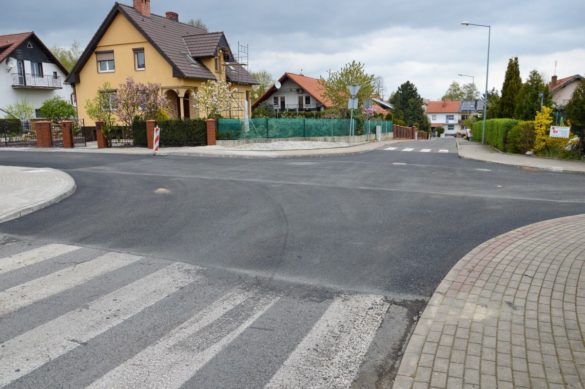 Prace przy ulicach Tulipanowej, Żołnierzy Wyklętych i Jagiellonów w Bolesławcu – zdjęcia z 25 kwietnia