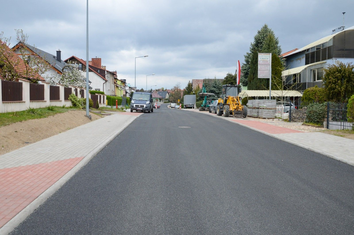 Prace przy ulicach Tulipanowej, Żołnierzy Wyklętych i Jagiellonów w Bolesławcu – zdjęcia z 25 kwietnia