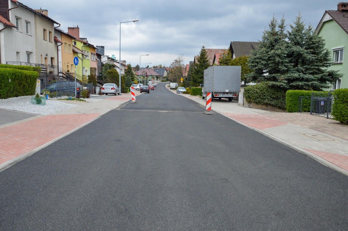 Prace przy ulicach Tulipanowej, Żołnierzy Wyklętych i Jagiellonów w Bolesławcu – zdjęcia z 25 kwietnia