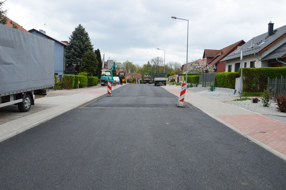 Prace przy ulicach Tulipanowej, Żołnierzy Wyklętych i Jagiellonów w Bolesławcu – zdjęcia z 25 kwietnia