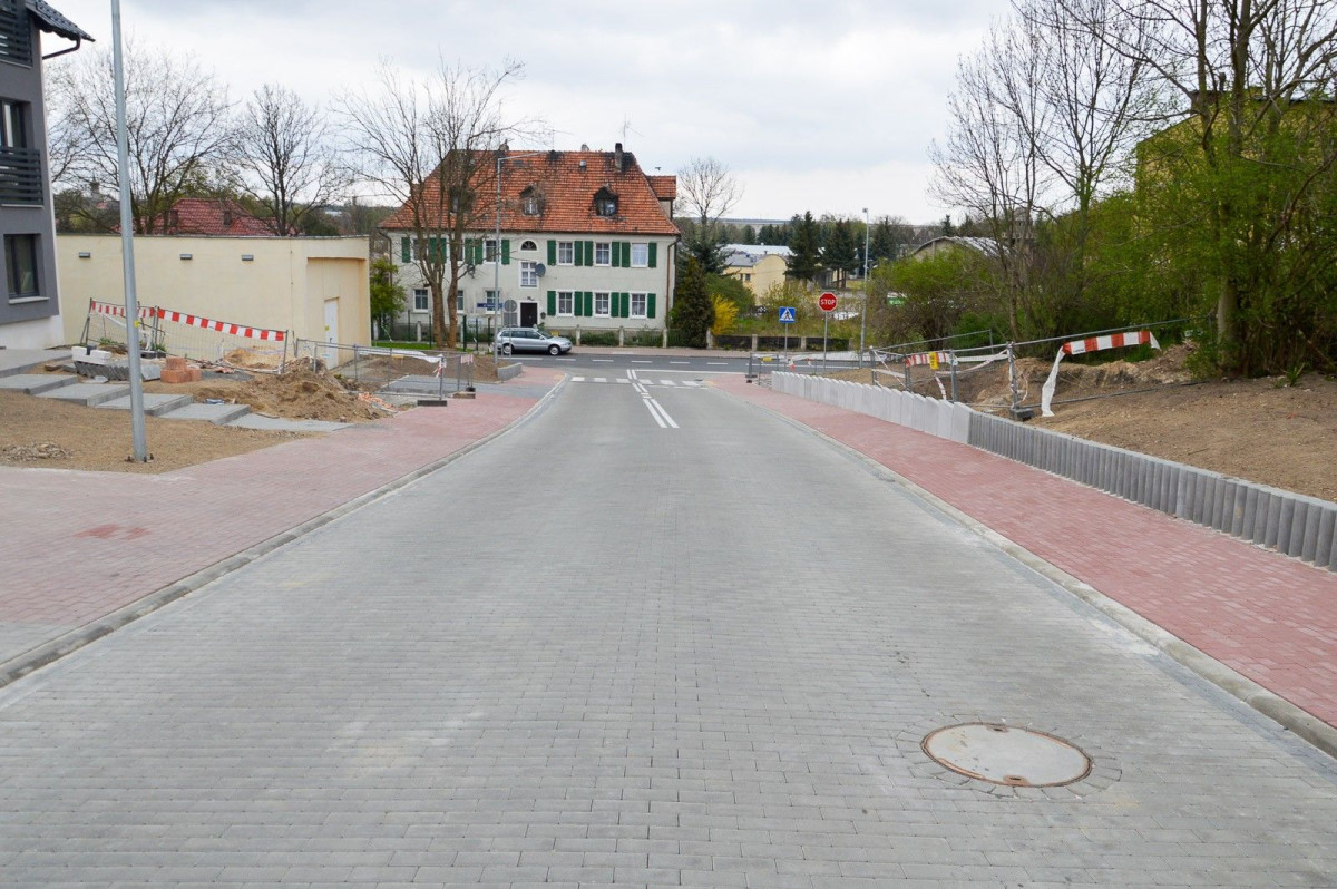 Prace przy ulicach Tulipanowej, Żołnierzy Wyklętych i Jagiellonów w Bolesławcu – zdjęcia z 25 kwietnia
