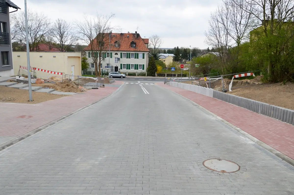 Prace przy ulicach Tulipanowej, Żołnierzy Wyklętych i Jagiellonów w Bolesławcu – zdjęcia z 25 kwietnia