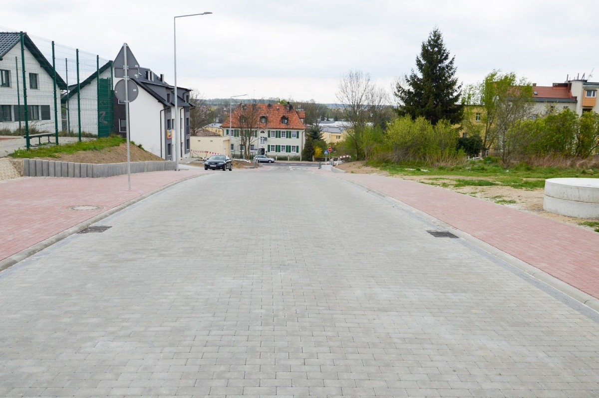 Prace przy ulicach Tulipanowej, Żołnierzy Wyklętych i Jagiellonów w Bolesławcu – zdjęcia z 25 kwietnia