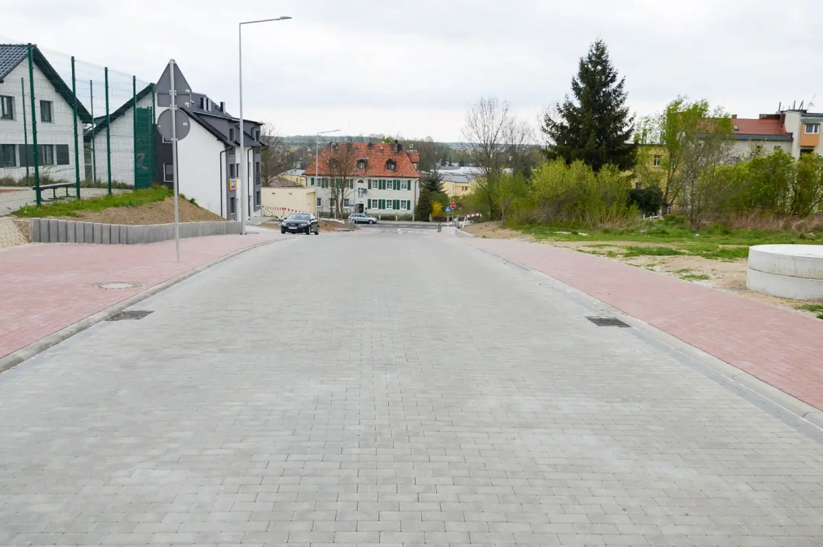 Prace przy ulicach Tulipanowej, Żołnierzy Wyklętych i Jagiellonów w Bolesławcu – zdjęcia z 25 kwietnia
