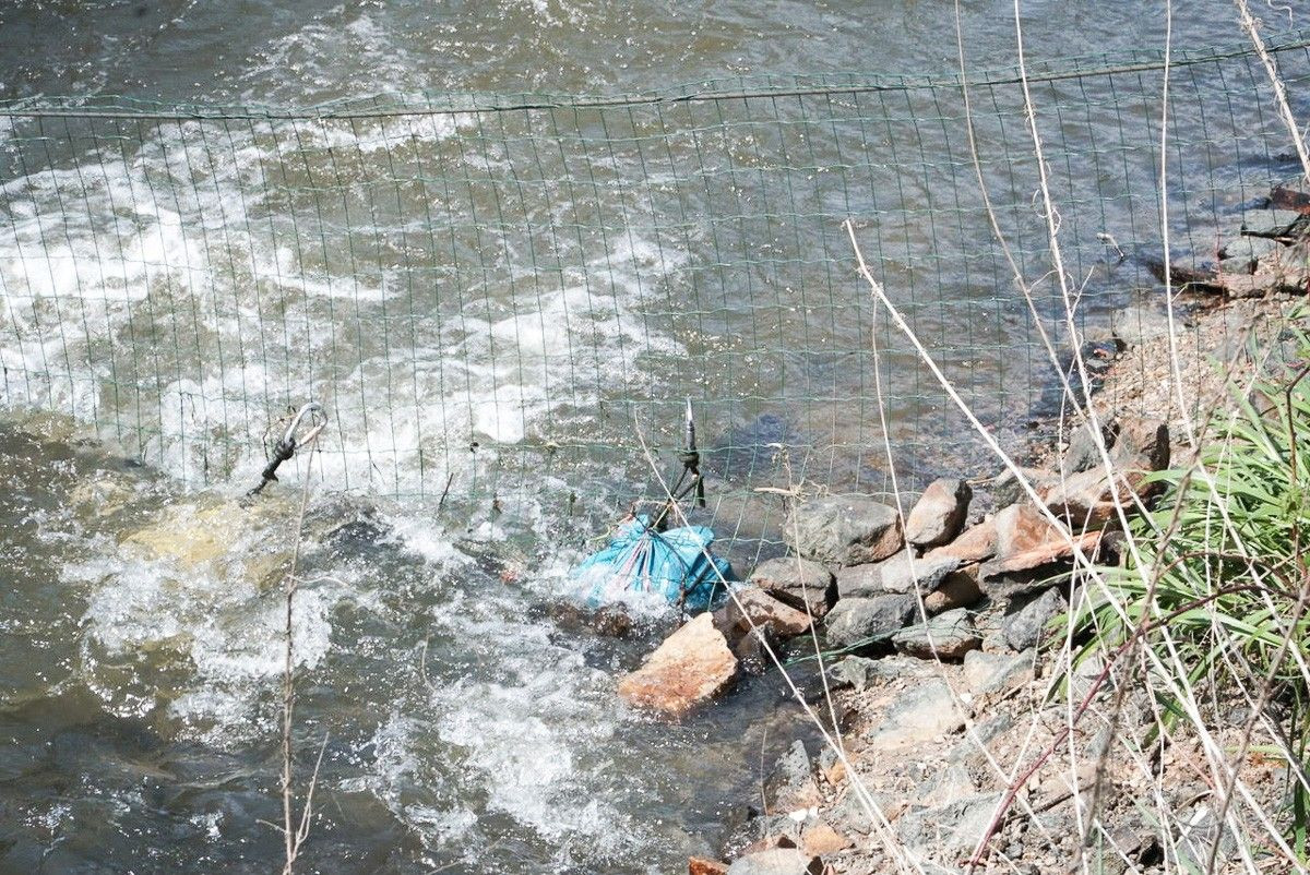 Sieć na kanale prowadzących do uskoku wodnego w Parzycach (gmina Nowogrodziec)