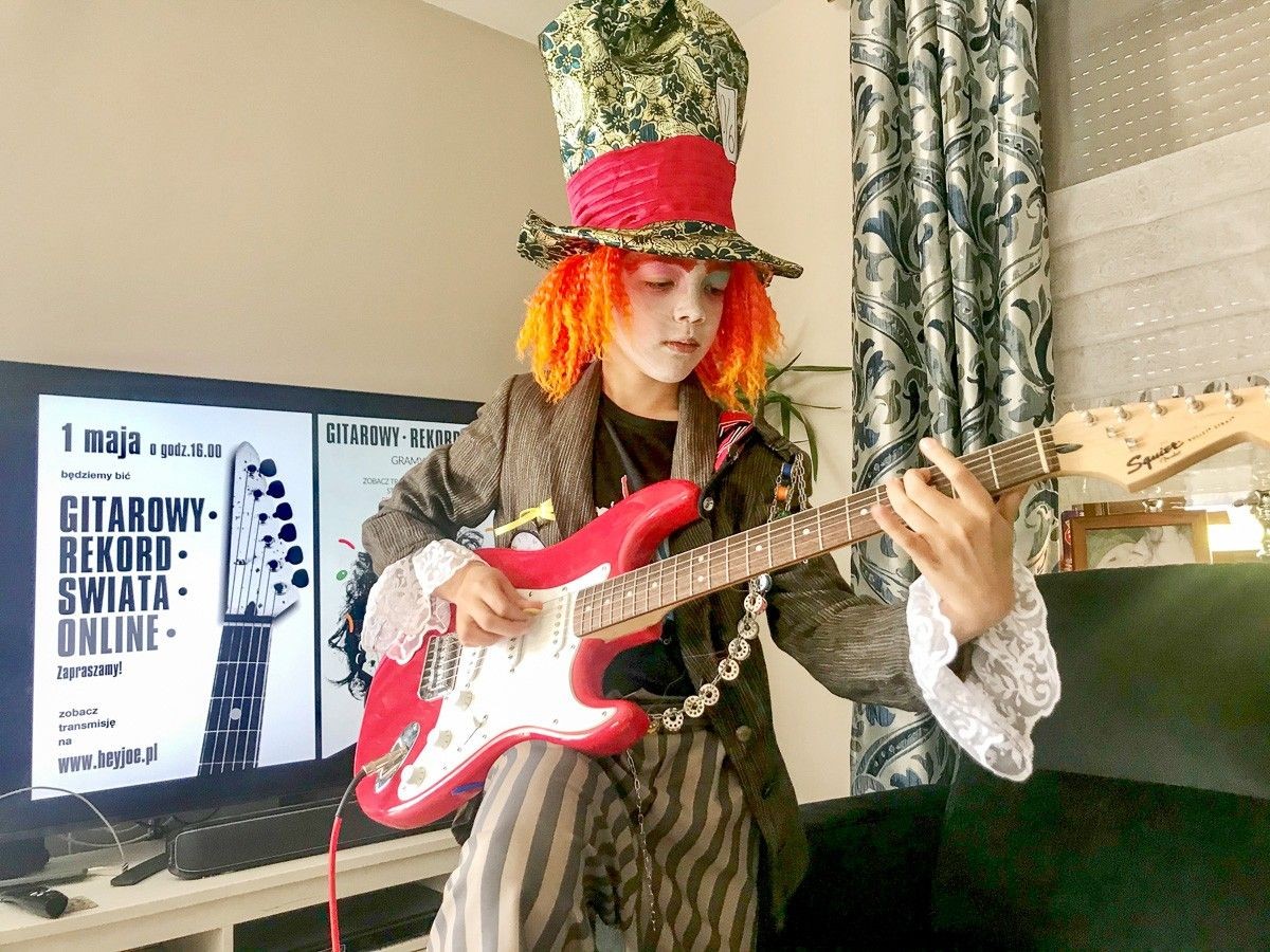 Wojtek „Szalony Kapelusznik” Stefańczyk z Bolesławca, laureat głównej nagrody w konkursie na przebranie w ramach Gitarowego Rekordu Guinnessa 2020