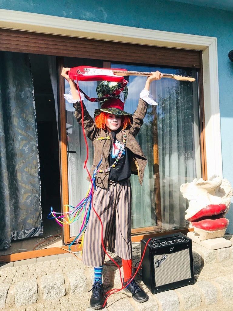 Wojtek „Szalony Kapelusznik” Stefańczyk z Bolesławca, laureat głównej nagrody w konkursie na przebranie w ramach Gitarowego Rekordu Guinnessa 2020