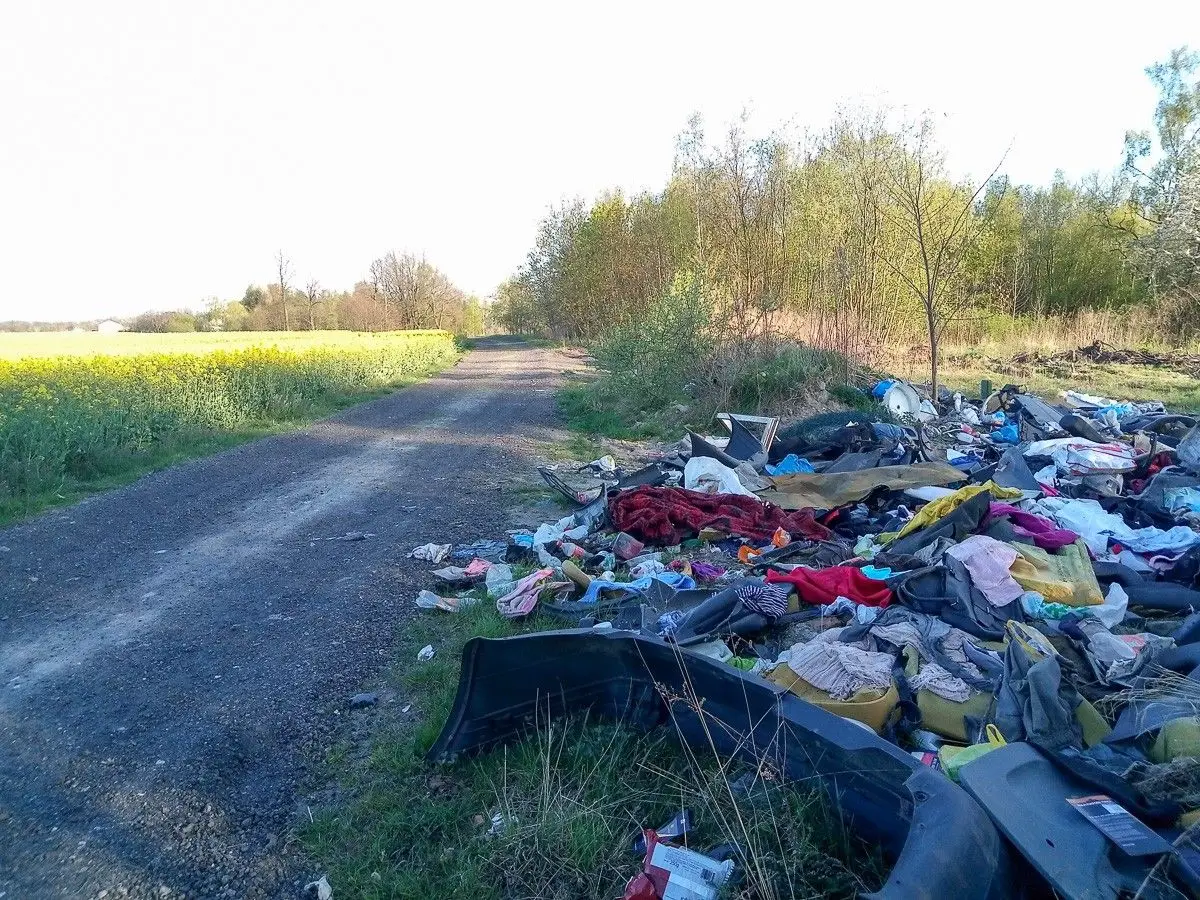 Dzikie wysypisko w Nowych Jaroszowicach (gmina Bolesławiec)