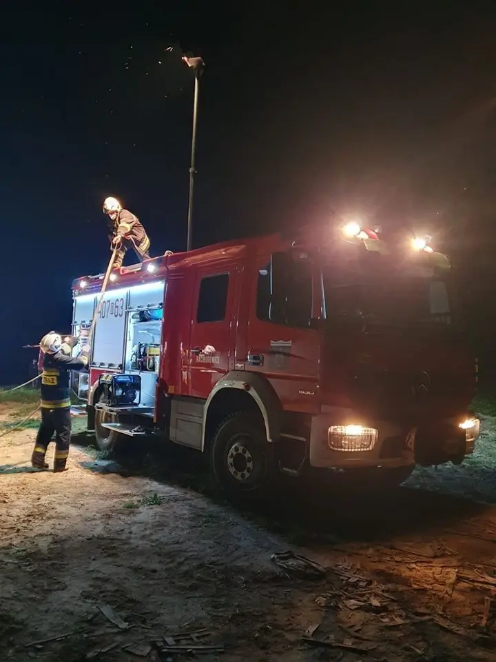 Akcja straży pożarnej między Wartowicami a Wartą Bolesławiecką (powiat bolesławiecki)