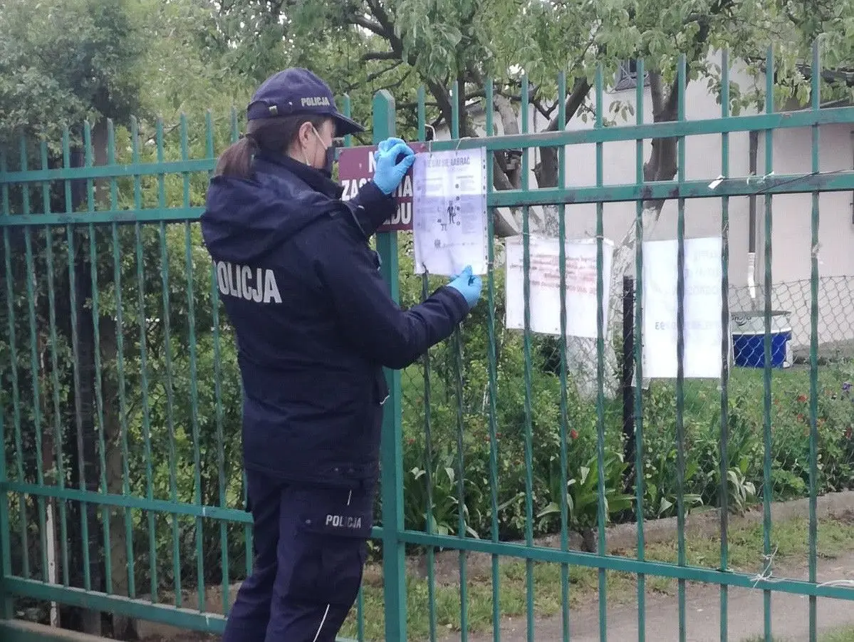 Policjanci rozdawali seniorom maseczki i ostrzegali przed oszustami