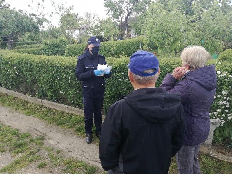 Policjanci rozdawali seniorom maseczki i ostrzegali przed oszustami
