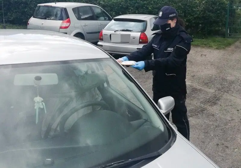 Policjanci rozdawali seniorom maseczki i ostrzegali przed oszustami