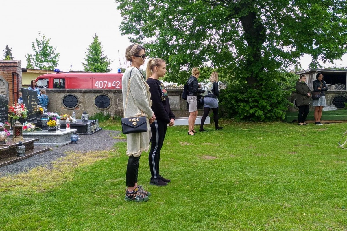 Maja Rutkowski z córką na pogrzebie Kacperka z Nowogrodźca