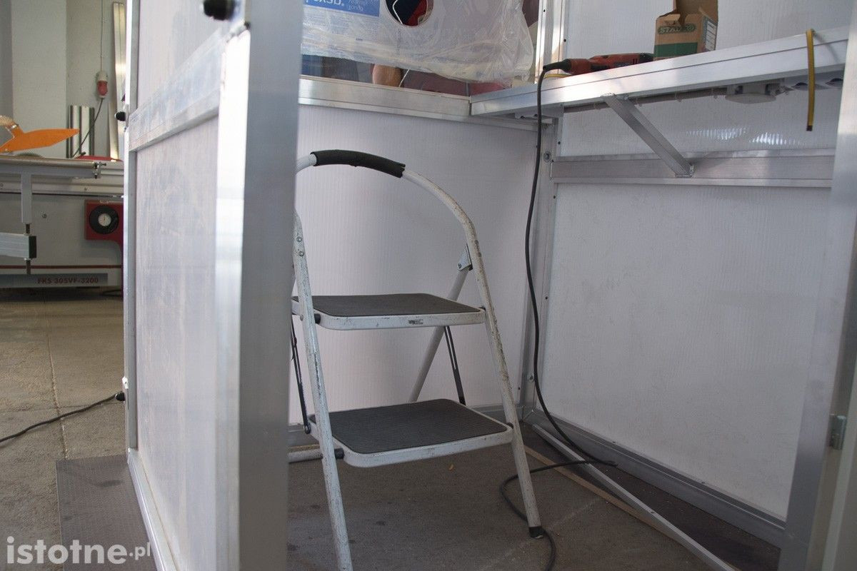 Prototypowa bezpieczna kabina do badań na koronawirusa powstała w Bolesławcu