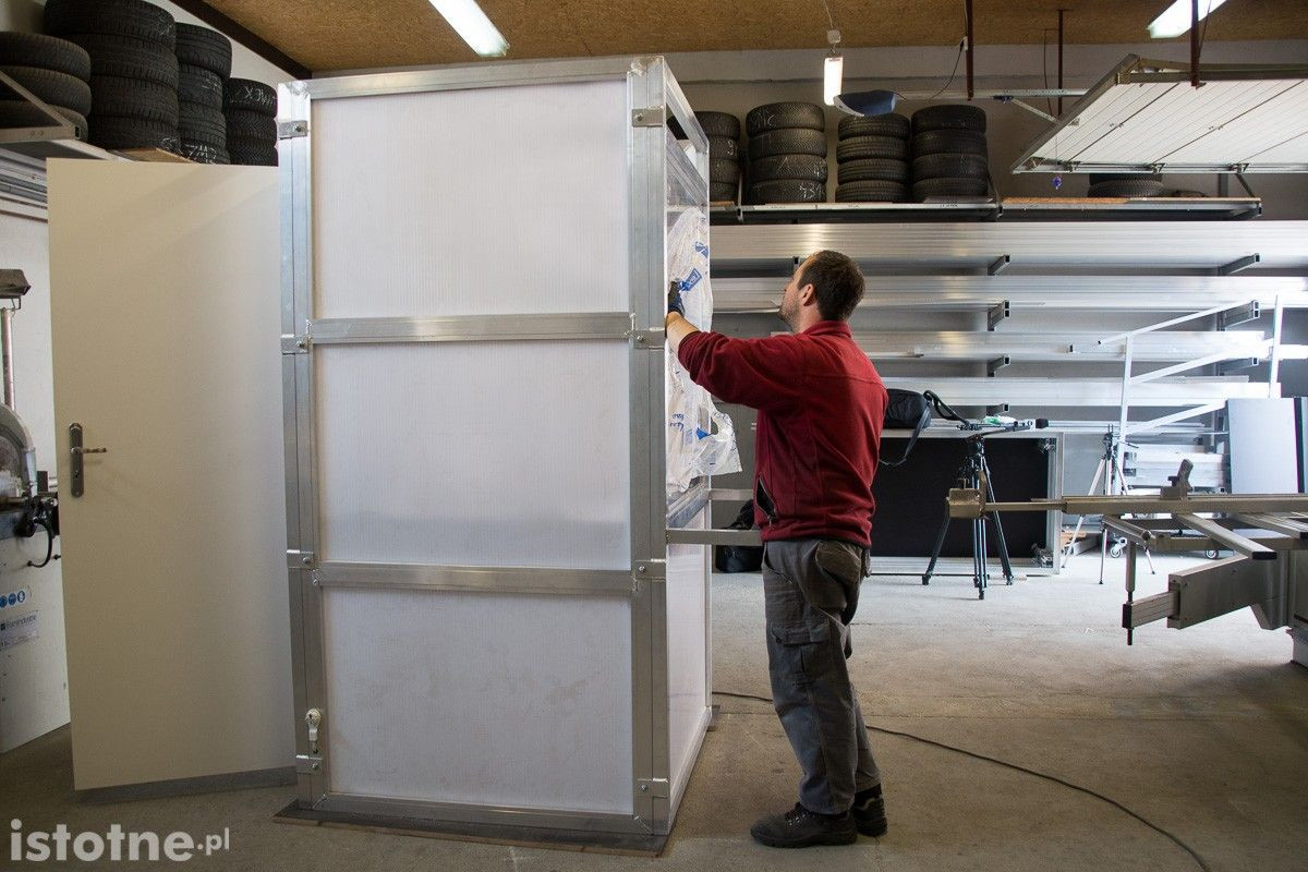 Prototypowa bezpieczna kabina do badań na koronawirusa powstała w Bolesławcu