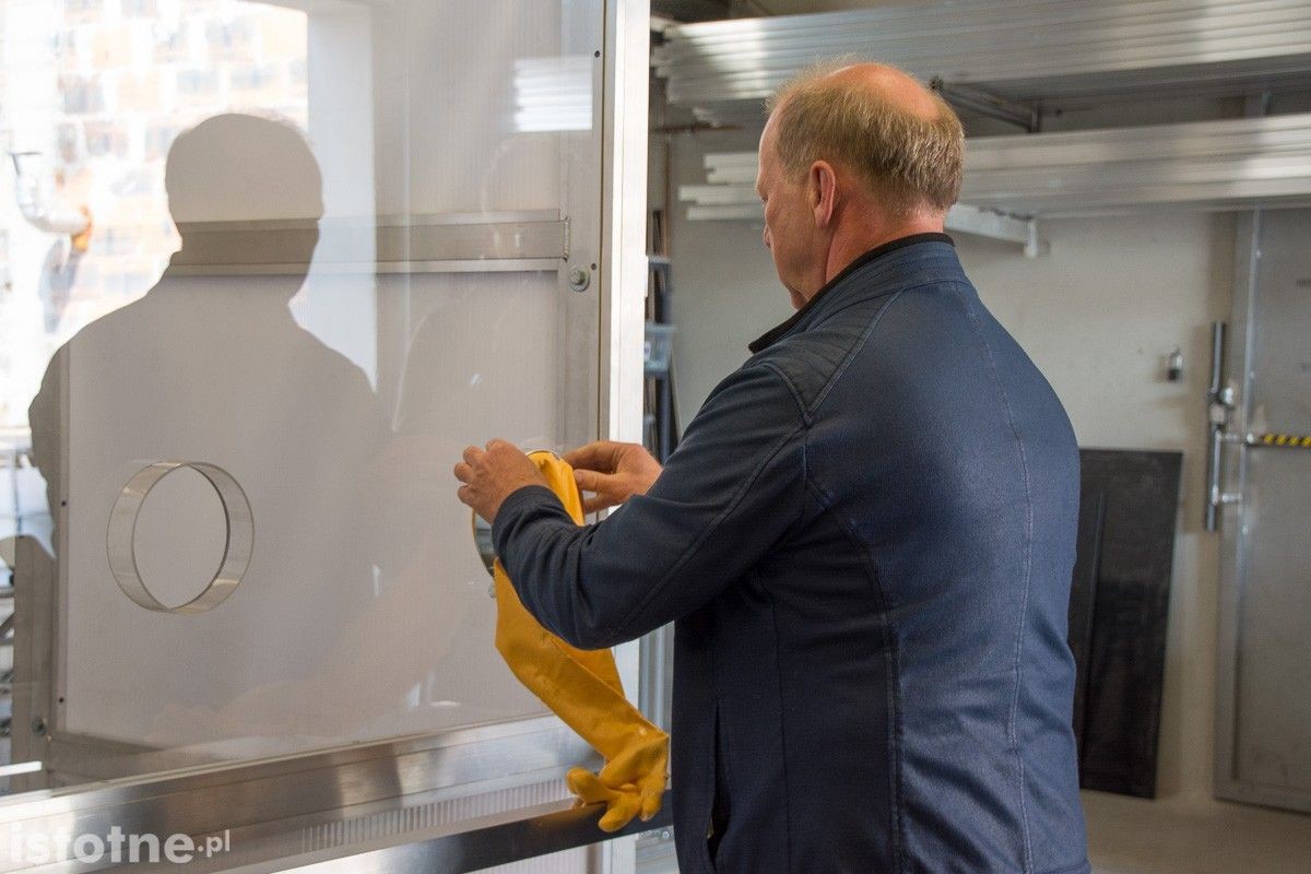 Prototypowa bezpieczna kabina do badań na koronawirusa powstała w Bolesławcu