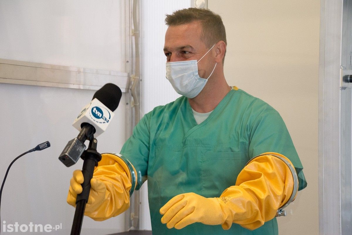 Prototypowa bezpieczna kabina do badań na koronawirusa powstała w Bolesławcu