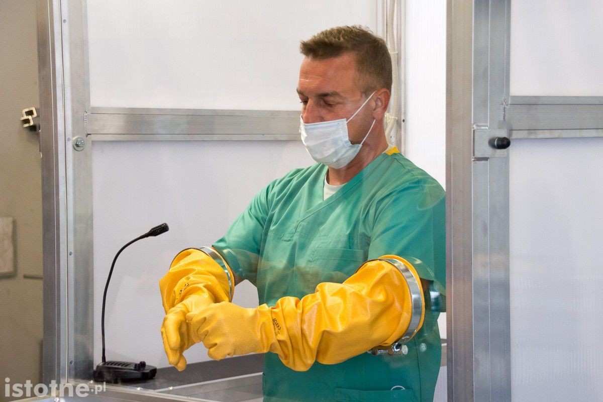 Prototypowa bezpieczna kabina do badań na koronawirusa powstała w Bolesławcu