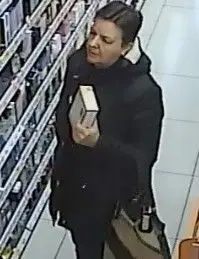 To kobieta podejrzewana o kradzież perfum za 700 zł